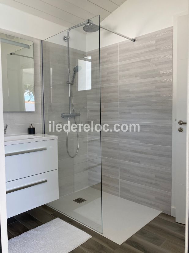 Photo 10 : SALLEDEBAIN d'une maison située à Le Bois-Plage-en-Ré, île de Ré.