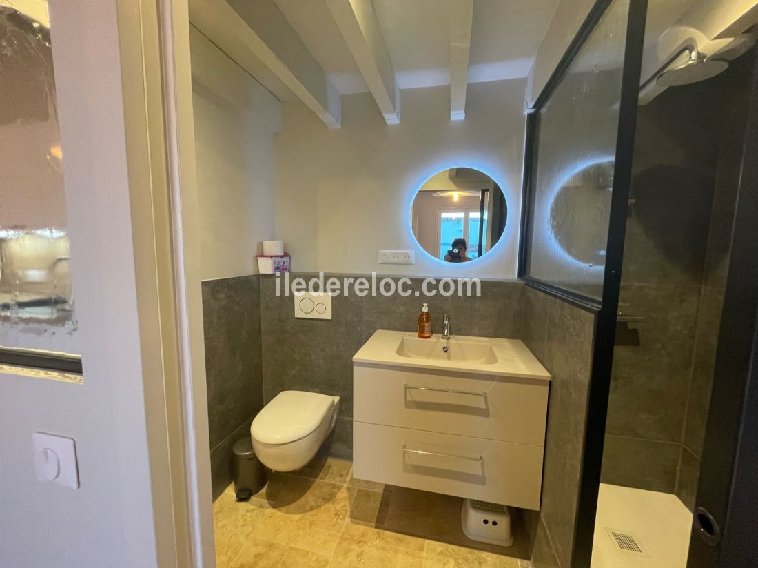 Photo 7 : SALLEDEBAIN d'une maison située à Saint-Martin-de-Ré, île de Ré.