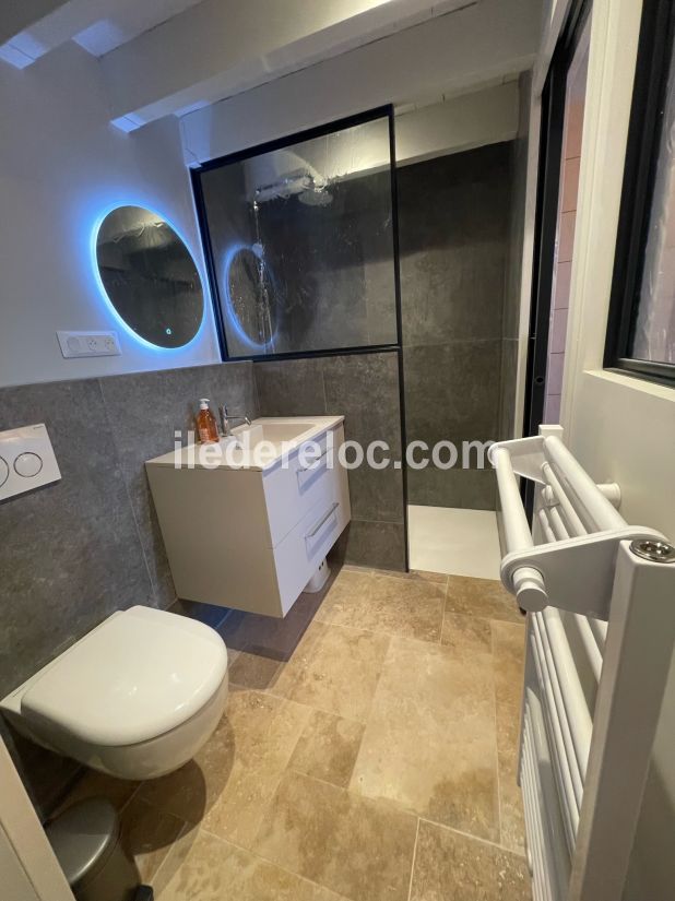 Photo 6 : SALLEDEBAIN d'une maison située à Saint-Martin-de-Ré, île de Ré.