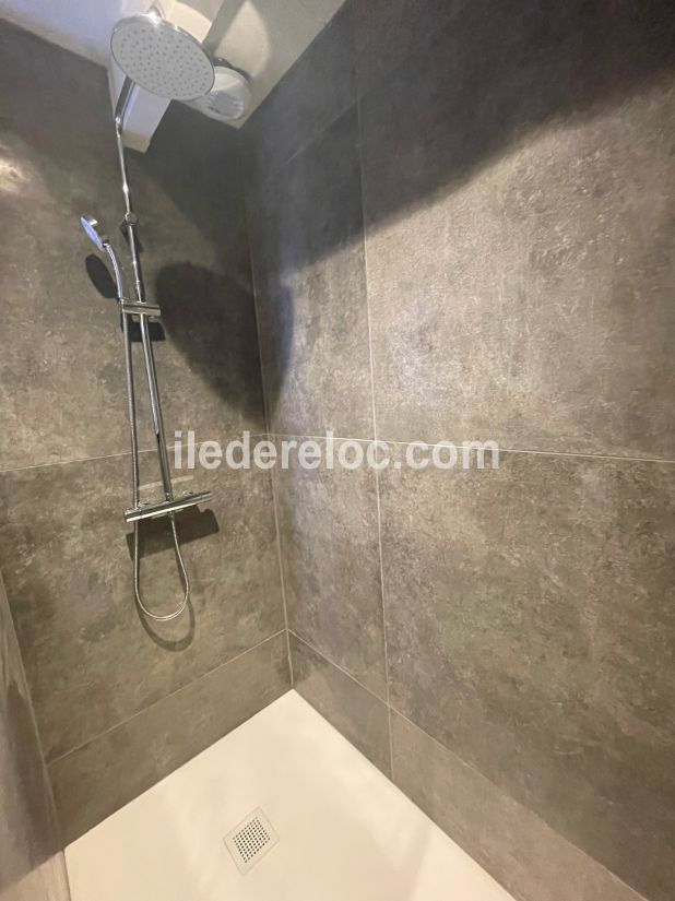 Photo 8 : SALLEDEBAIN d'une maison située à Saint-Martin-de-Ré, île de Ré.