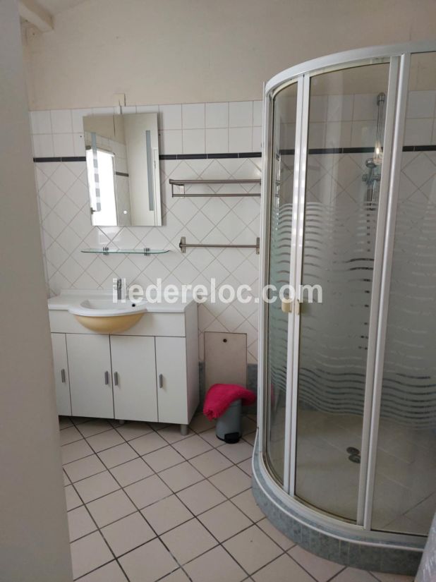 Photo 5 : SALLEDEBAIN d'une maison située à Rivedoux-Plage, île de Ré.