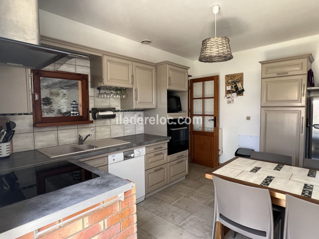 Photo 5 : CUISINE d'une maison située à Le Bois-Plage-en-Ré, île de Ré.