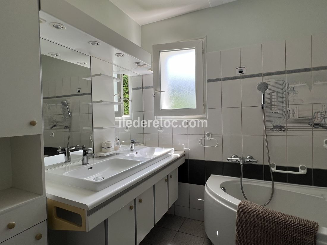 Photo 11 : SALLEDEBAIN d'une maison située à Le Bois-Plage-en-Ré, île de Ré.