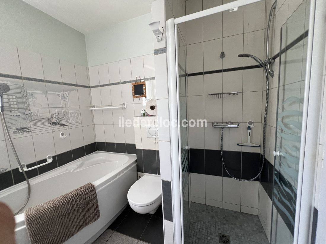 Photo 16 : SALLEDEBAIN d'une maison situ&eacute;e &agrave; Le Bois-Plage-en-R&eacute;, &icirc;le de R&eacute;.