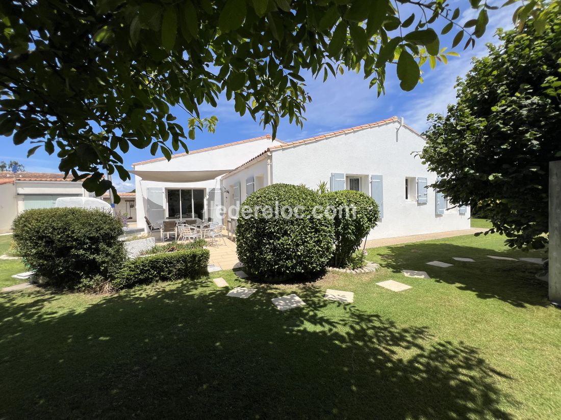 Photo 15 : JARDIN d'une maison située à Le Bois-Plage-en-Ré, île de Ré.