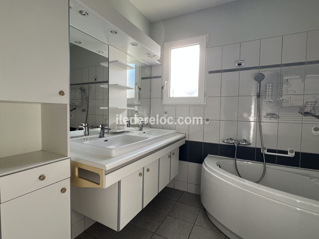 Photo 15 : SALLEDEBAIN d'une maison situ&eacute;e &agrave; Le Bois-Plage-en-R&eacute;, &icirc;le de R&eacute;.