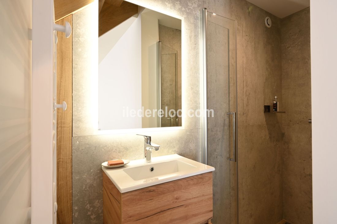 Photo 7 : SALLEDEBAIN d'une maison située à Ars en Ré, île de Ré.