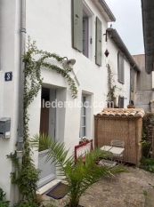 Ile de Ré:Maison de pécheurs les portes 