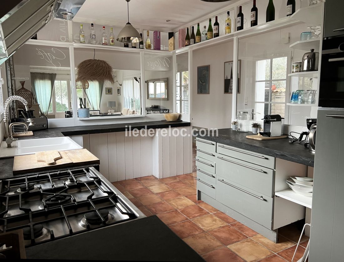 Photo 7 : CUISINE d'une maison située à Rivedoux-Plage, île de Ré.