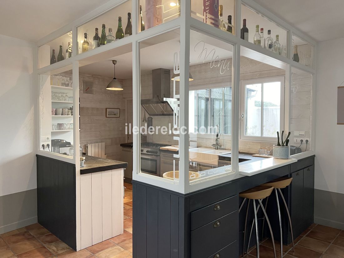 Photo 6 : CUISINE d'une maison située à Rivedoux-Plage, île de Ré.