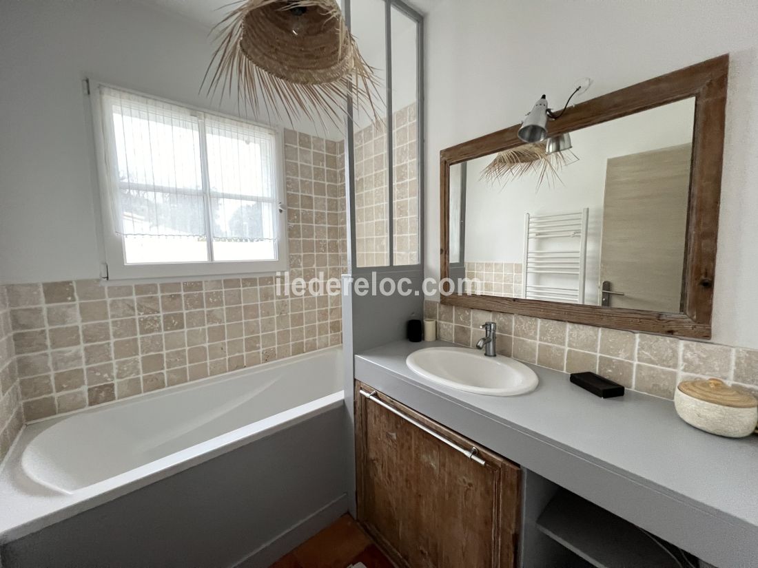 Photo 15 : SALLEDEBAIN d'une maison située à Rivedoux-Plage, île de Ré.