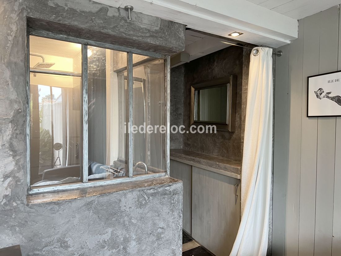 Photo 20 : SALLEDEBAIN d'une maison située à Rivedoux-Plage, île de Ré.