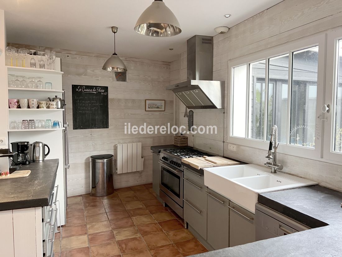 Photo 8 : CUISINE d'une maison située à Rivedoux-Plage, île de Ré.