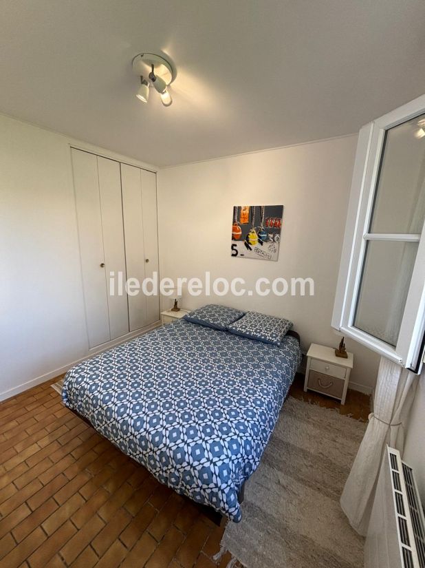 Photo 9 : CHAMBRE d'une maison situ&eacute;e &agrave; Sainte-Marie-de-R&eacute;, &icirc;le de R&eacute;.