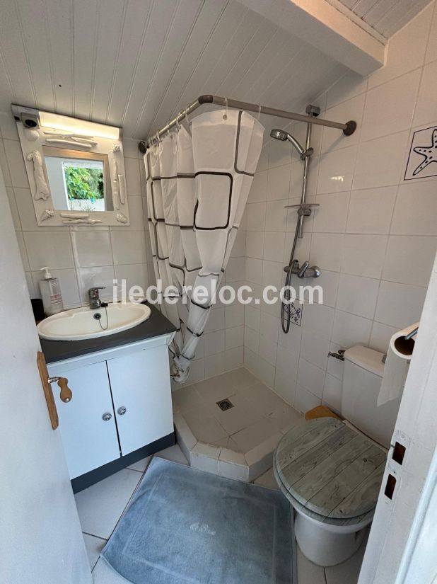 Photo 17 : SALLEDEBAIN d'une maison situ&eacute;e &agrave; Sainte-Marie-de-R&eacute;, &icirc;le de R&eacute;.