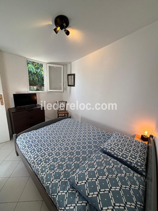 Photo 16 : CHAMBRE d'une maison situ&eacute;e &agrave; Sainte-Marie-de-R&eacute;, &icirc;le de R&eacute;.