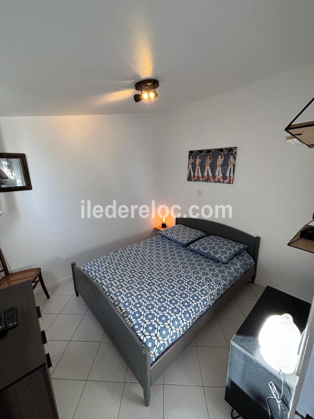 Photo 15 : CHAMBRE d'une maison situ&eacute;e &agrave; Sainte-Marie-de-R&eacute;, &icirc;le de R&eacute;.