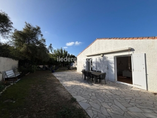 Ile de R&eacute;:Maison à l’abri des dunes, bercée par la mer.