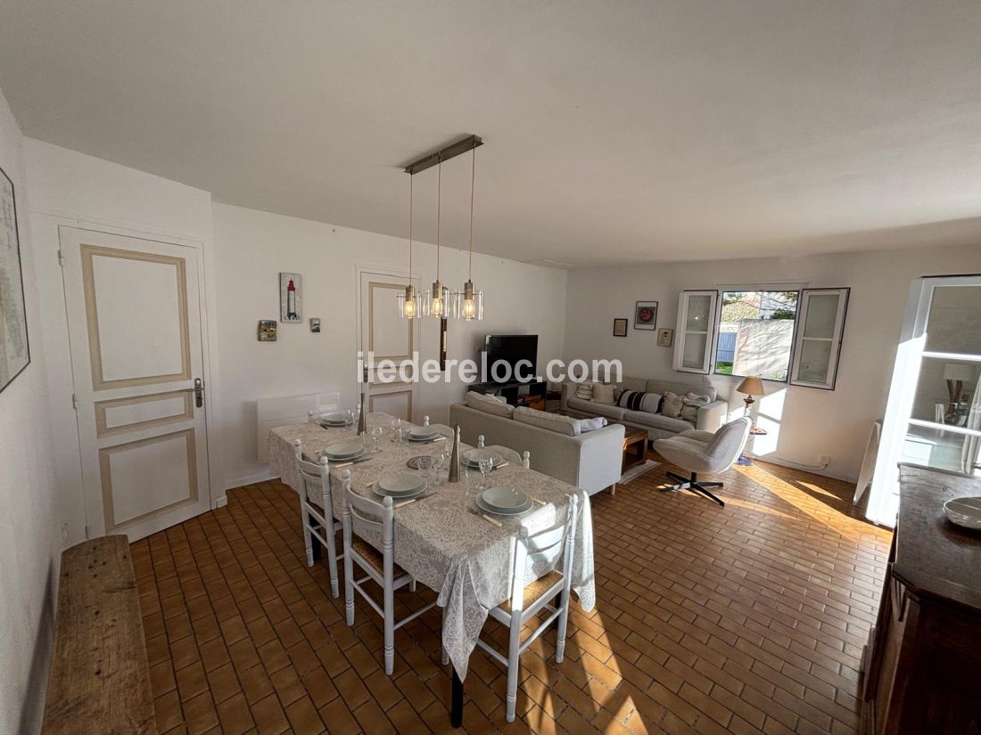 Photo 5 : SEJOUR d'une maison situ&eacute;e &agrave; Sainte-Marie-de-R&eacute;, &icirc;le de R&eacute;.