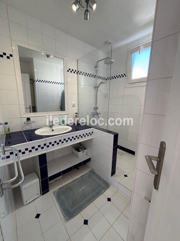 Photo 14 : SALLEDEBAIN d'une maison situ&eacute;e &agrave; Sainte-Marie-de-R&eacute;, &icirc;le de R&eacute;.