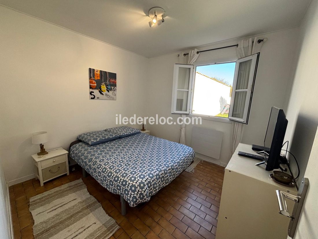 Photo 8 : CHAMBRE d'une maison situ&eacute;e &agrave; Sainte-Marie-de-R&eacute;, &icirc;le de R&eacute;.