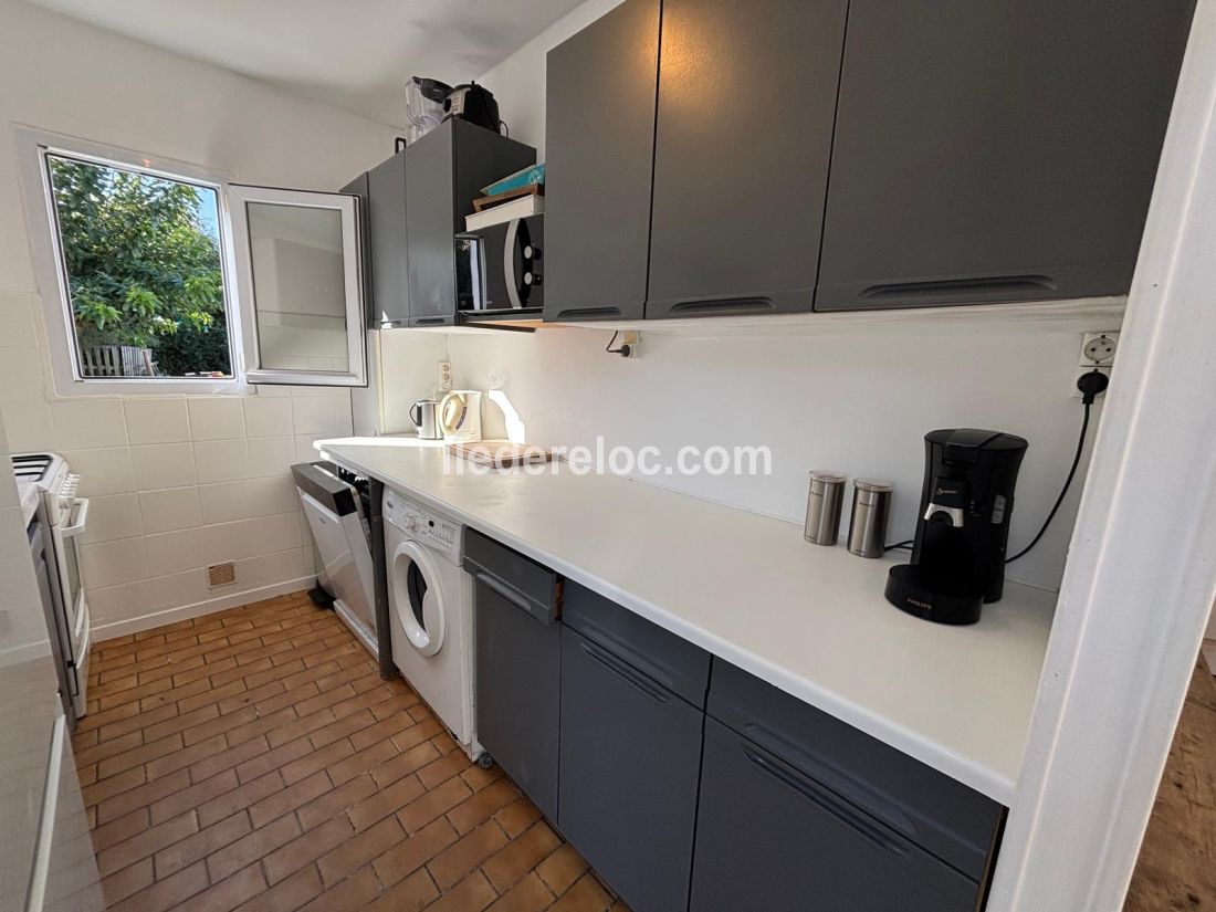 Photo 7 : CUISINE d'une maison situ&eacute;e &agrave; Sainte-Marie-de-R&eacute;, &icirc;le de R&eacute;.