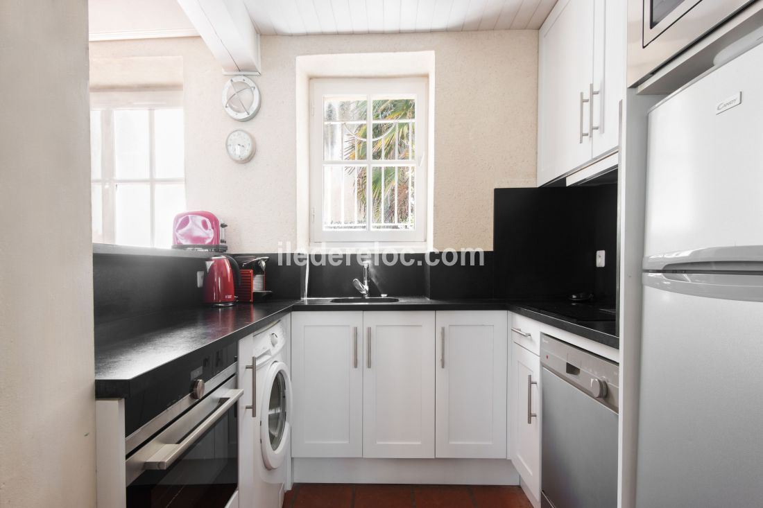 Photo 4 : CUISINE d'une maison situ&eacute;e &agrave; Saint-Martin-de-R&eacute;, &icirc;le de R&eacute;.