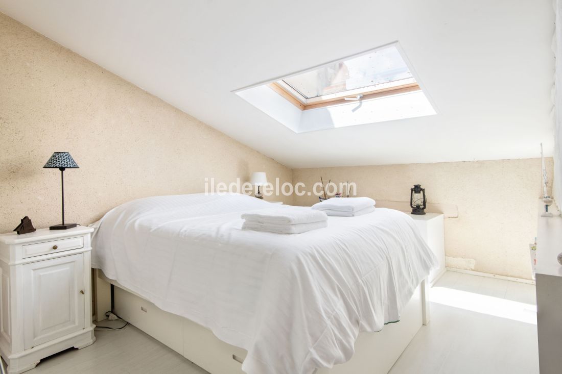 Photo 9 : CHAMBRE d'une maison situ&eacute;e &agrave; Saint-Martin-de-R&eacute;, &icirc;le de R&eacute;.