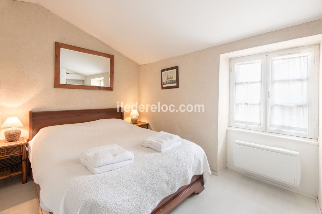 Photo 6 : CHAMBRE d'une maison situ&eacute;e &agrave; Saint-Martin-de-R&eacute;, &icirc;le de R&eacute;.