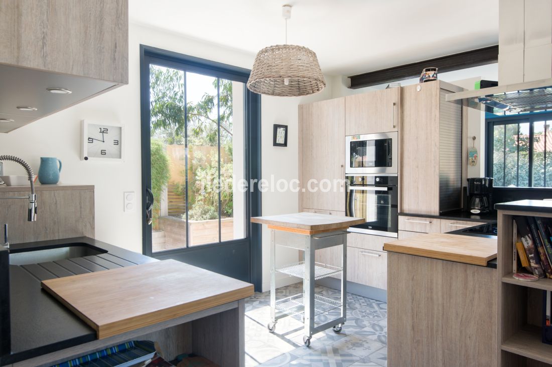 Photo 9 : CUISINE d'une maison situ&eacute;e &agrave; Sainte-Marie-de-R&eacute;, &icirc;le de R&eacute;.