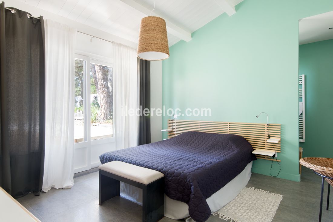 Photo 17 : CHAMBRE d'une maison situ&eacute;e &agrave; Sainte-Marie-de-R&eacute;, &icirc;le de R&eacute;.