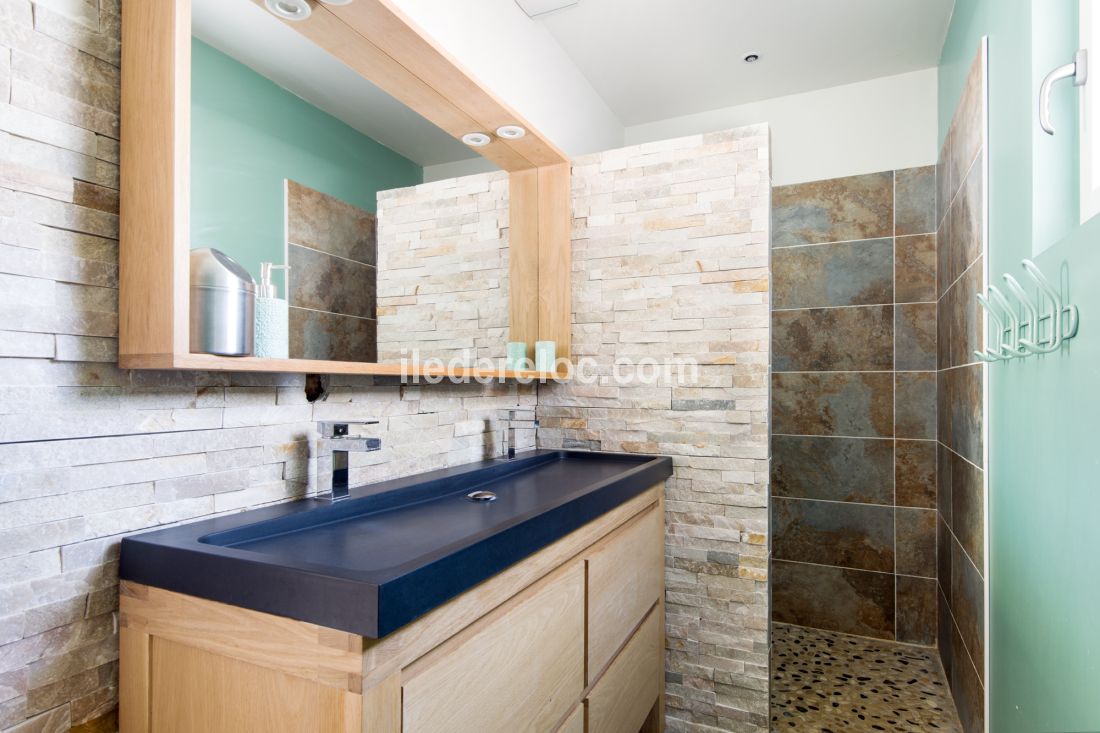 Photo 12 : SALLEDEBAIN d'une maison situ&eacute;e &agrave; Sainte-Marie-de-R&eacute;, &icirc;le de R&eacute;.