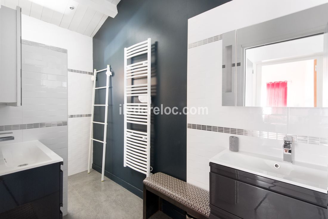 Photo 16 : SALLEDEBAIN d'une maison situ&eacute;e &agrave; Sainte-Marie-de-R&eacute;, &icirc;le de R&eacute;.