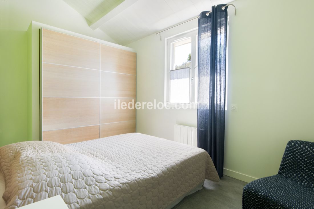 Photo 11 : CHAMBRE d'une maison situ&eacute;e &agrave; Sainte-Marie-de-R&eacute;, &icirc;le de R&eacute;.