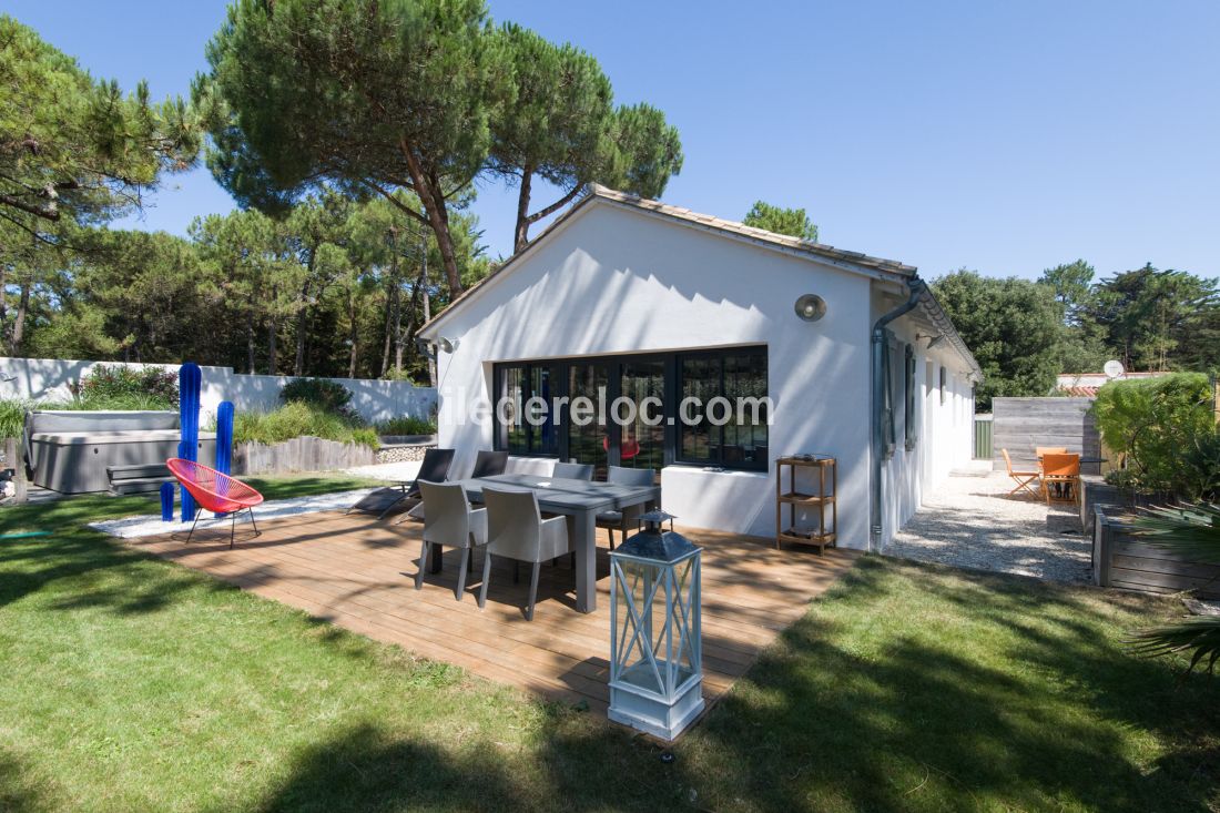 Photo 4 : TERRASSE d'une maison situ&eacute;e &agrave; Sainte-Marie-de-R&eacute;, &icirc;le de R&eacute;.