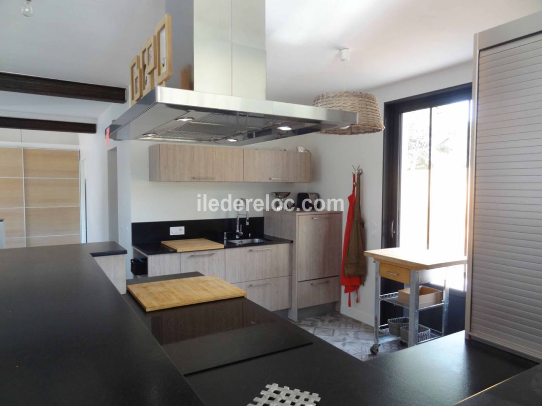 Photo 10 : CUISINE d'une maison situ&eacute;e &agrave; Sainte-Marie-de-R&eacute;, &icirc;le de R&eacute;.