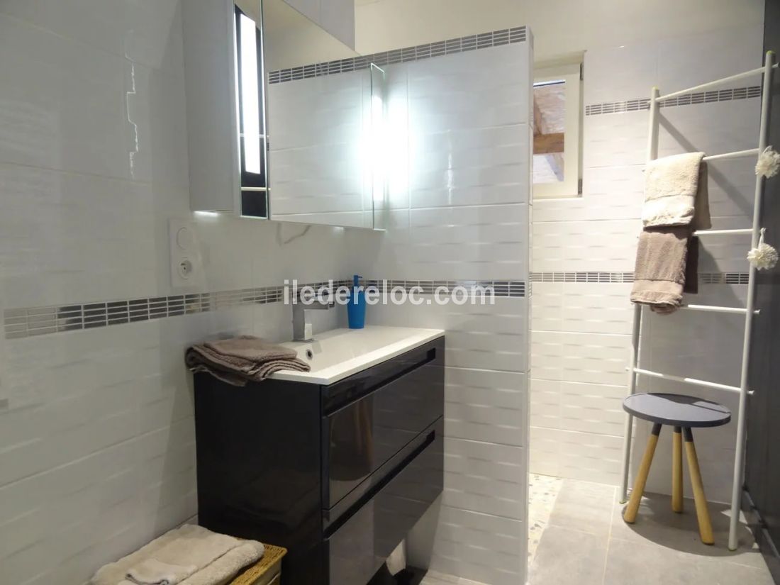 Photo 15 : SALLEDEBAIN d'une maison situ&eacute;e &agrave; Sainte-Marie-de-R&eacute;, &icirc;le de R&eacute;.