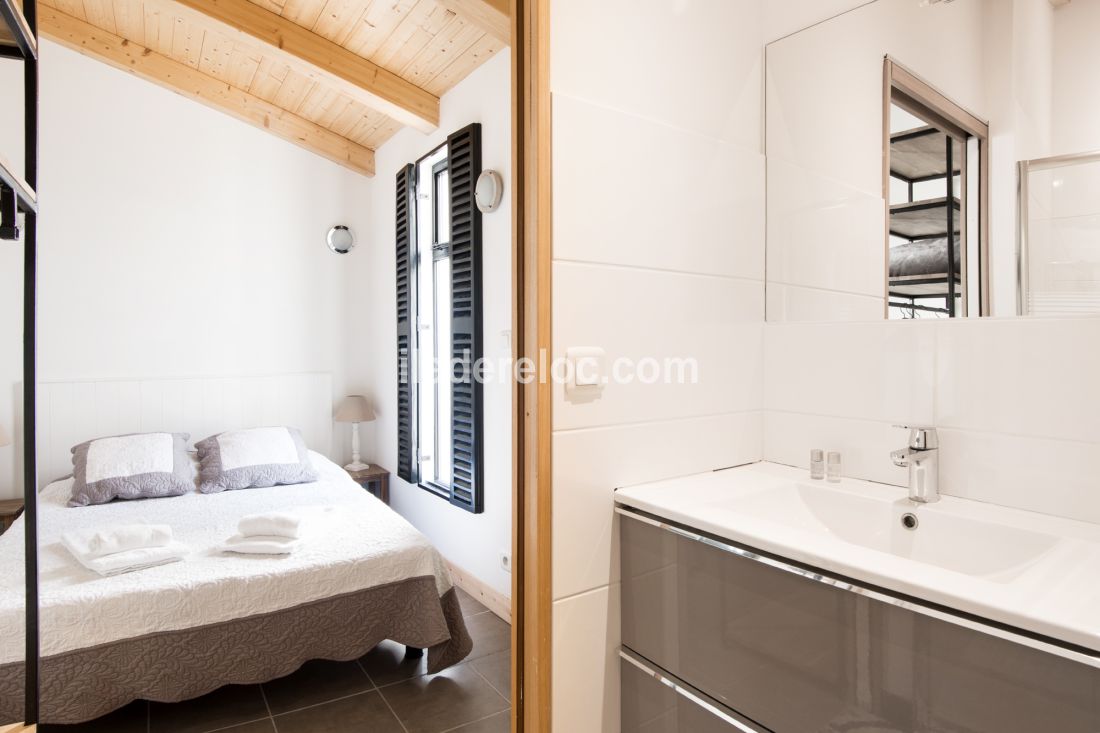 Photo 7 : CHAMBRE d'une maison situ&eacute;e &agrave; Saint-Martin-de-R&eacute;, &icirc;le de R&eacute;.