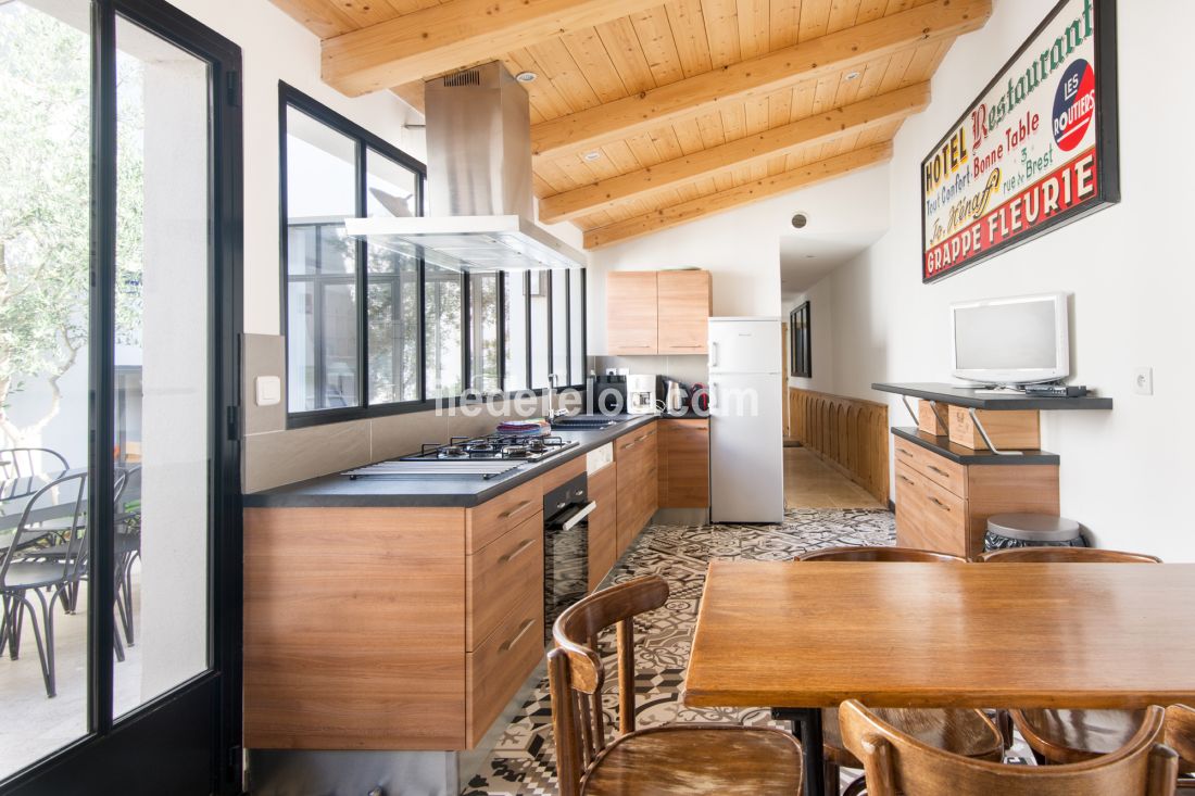 Photo 4 : CUISINE d'une maison situ&eacute;e &agrave; Saint-Martin-de-R&eacute;, &icirc;le de R&eacute;.