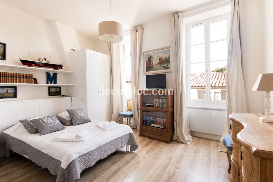 Photo 6 : CHAMBRE d'une maison situ&eacute;e &agrave; Saint-Martin-de-R&eacute;, &icirc;le de R&eacute;.