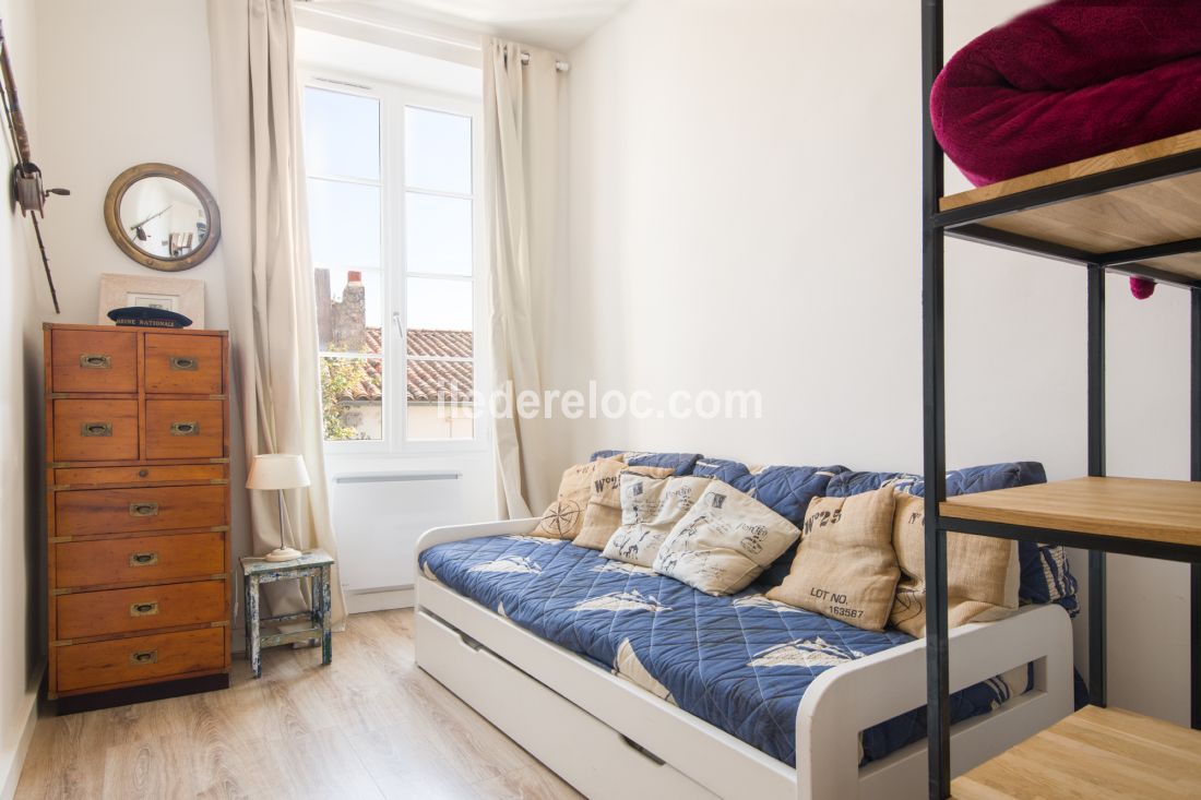 Photo 8 : CHAMBRE d'une maison situ&eacute;e &agrave; Saint-Martin-de-R&eacute;, &icirc;le de R&eacute;.