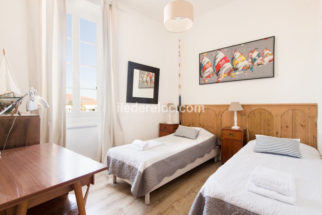 Photo 5 : CHAMBRE d'une maison situ&eacute;e &agrave; Saint-Martin-de-R&eacute;, &icirc;le de R&eacute;.