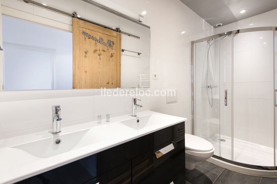 Photo 9 : SALLEDEBAIN d'une maison situ&eacute;e &agrave; Saint-Martin-de-R&eacute;, &icirc;le de R&eacute;.