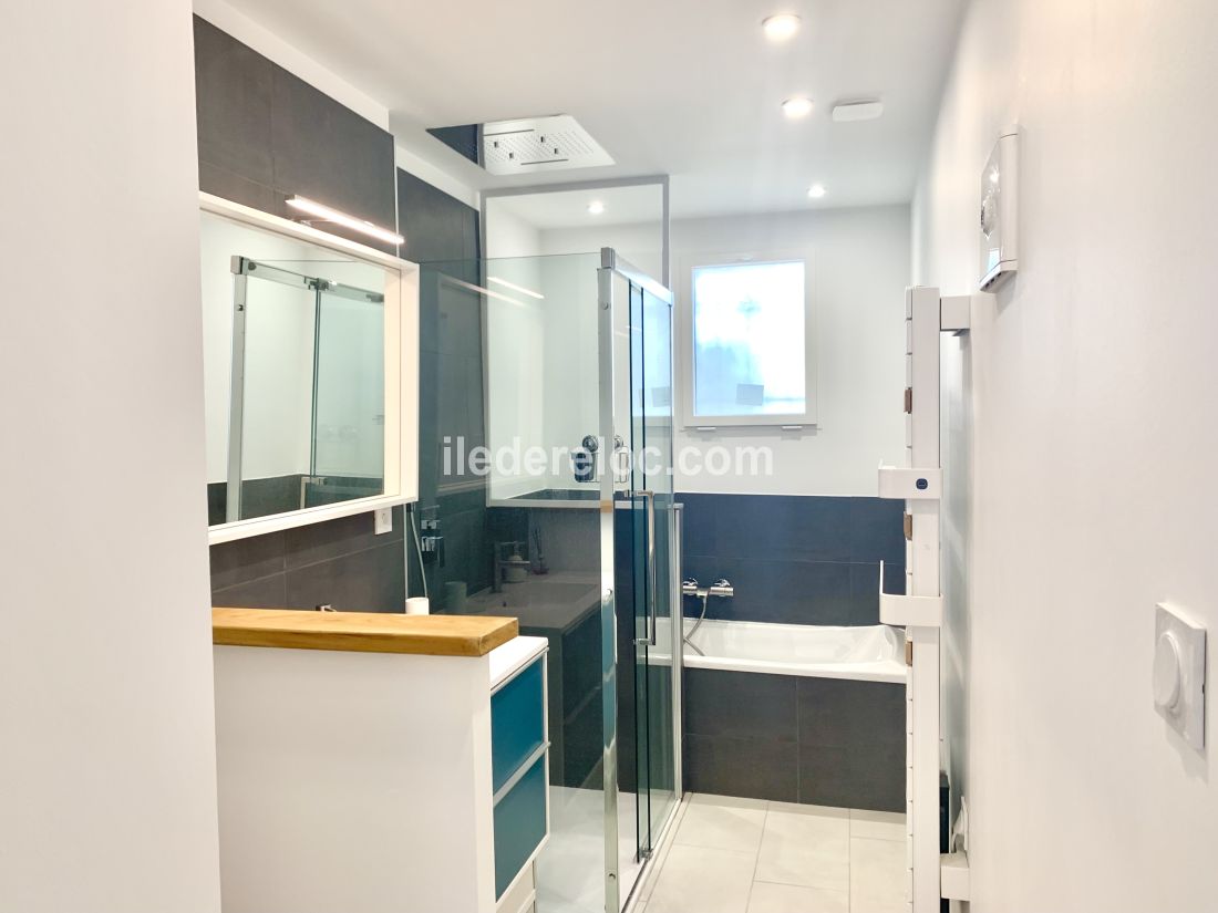 Photo 10 : SALLEDEBAIN d'une maison situ&eacute;e &agrave; La Couarde-sur-mer, &icirc;le de R&eacute;.