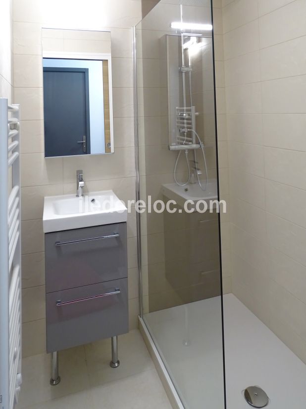 Photo 8 : SALLEDEBAIN d'une maison situ&eacute;e &agrave; La Flotte-en-R&eacute;, &icirc;le de R&eacute;.