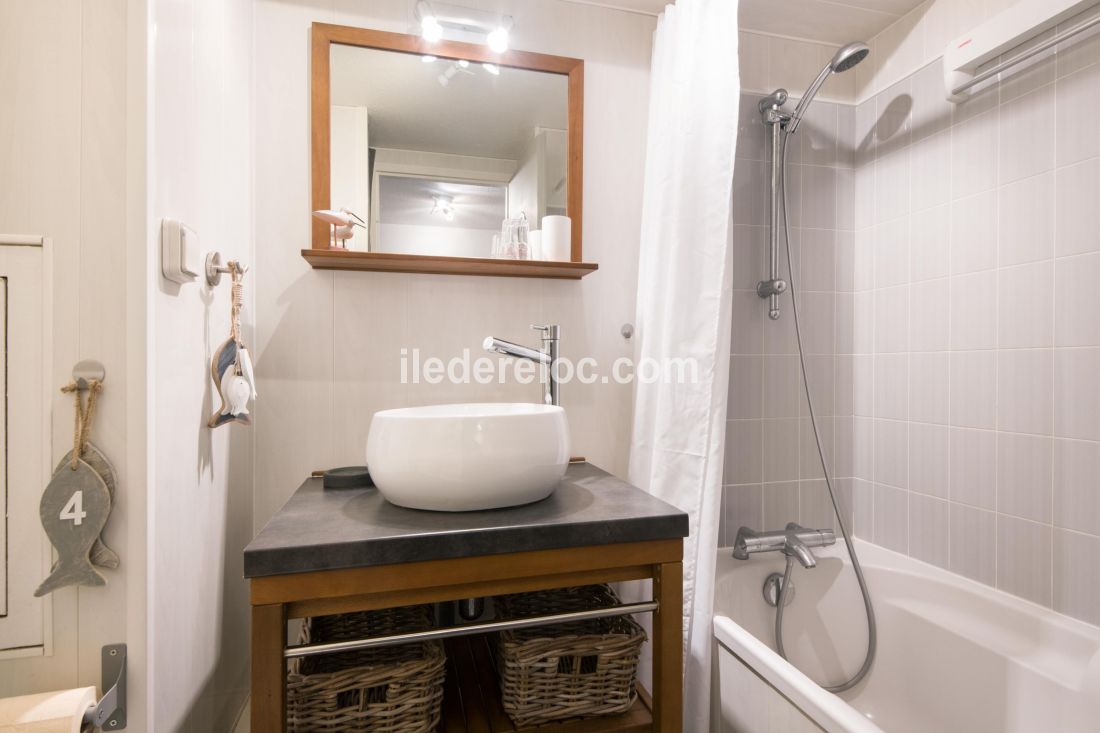 Photo 4 : SALLEDEBAIN d'une maison situ&eacute;e &agrave; Saint-Martin-de-R&eacute;, &icirc;le de R&eacute;.