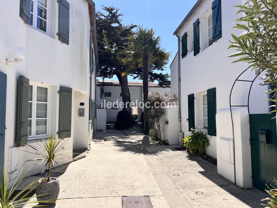 Photo 9 : EXTERIEUR d'une maison situ&eacute;e &agrave; Saint-Martin-de-R&eacute;, &icirc;le de R&eacute;.