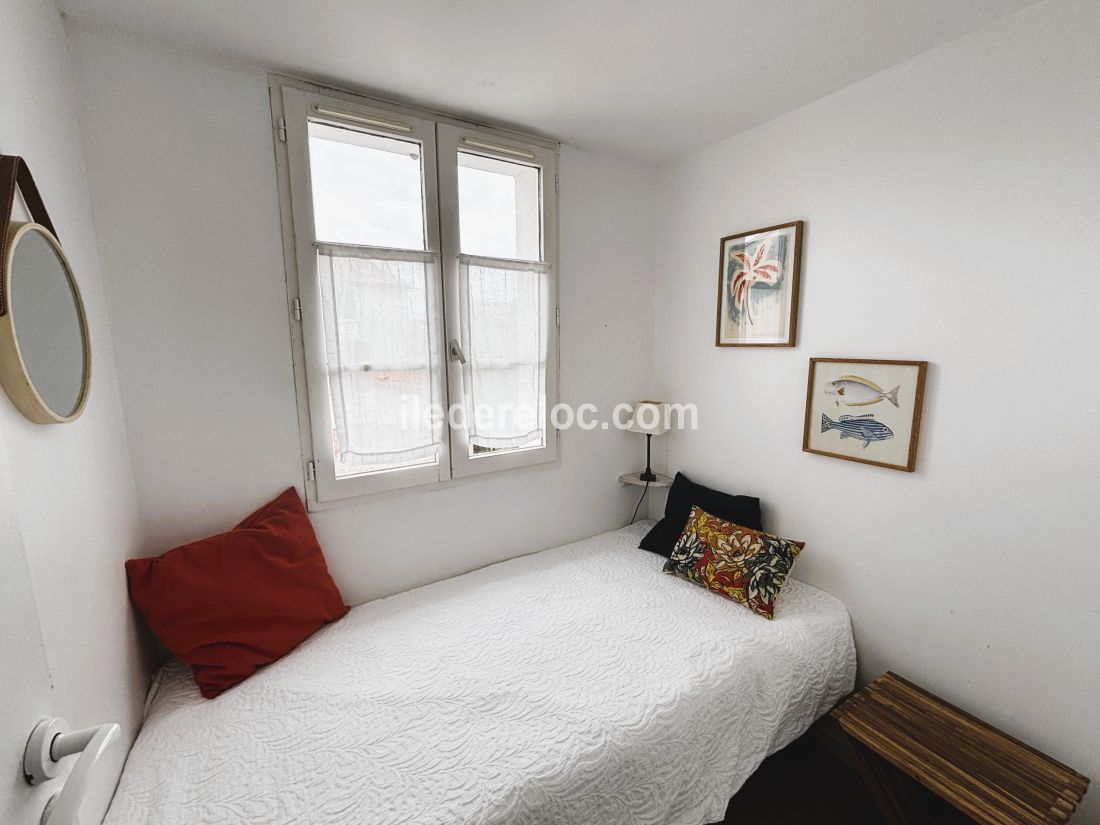 Photo 7 : CHAMBRE d'une maison situ&eacute;e &agrave; Saint-Martin-de-R&eacute;, &icirc;le de R&eacute;.