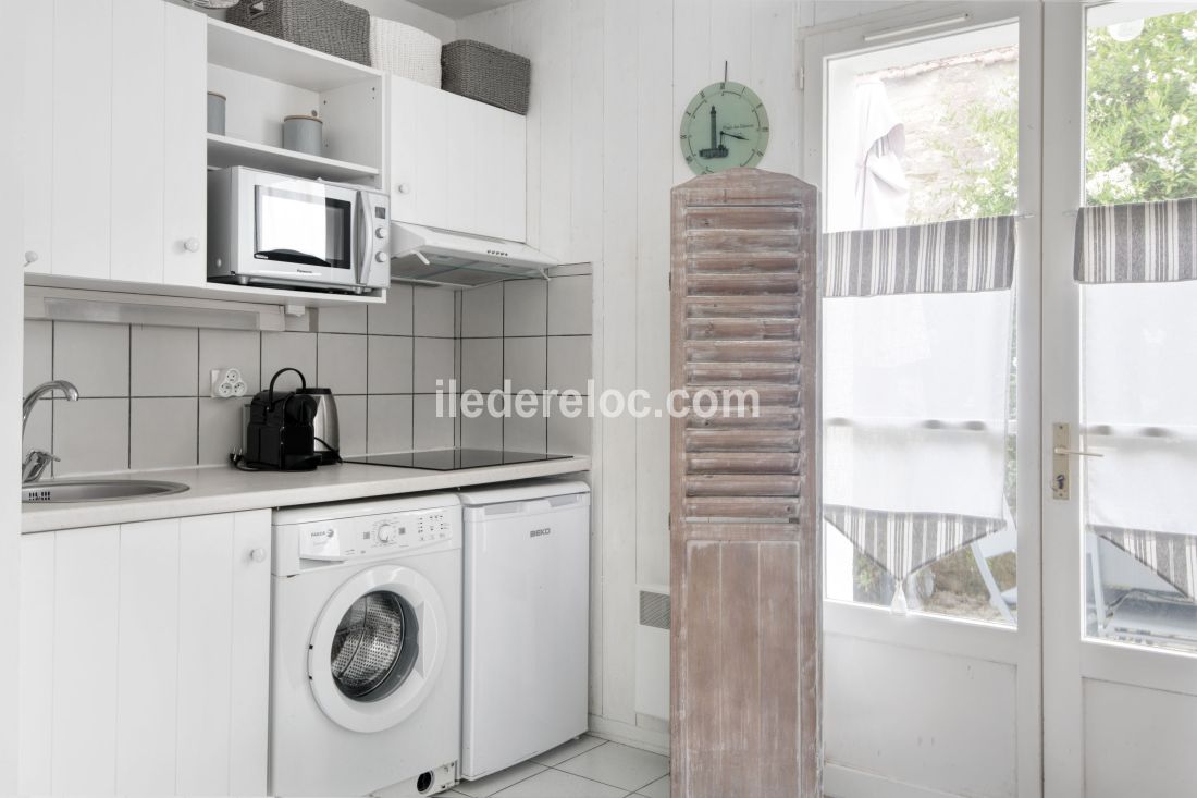 Photo 5 : CUISINE d'une maison situ&eacute;e &agrave; Saint-Martin-de-R&eacute;, &icirc;le de R&eacute;.