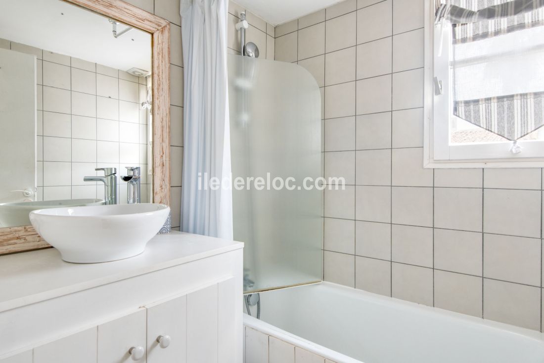 Photo 6 : SALLEDEBAIN d'une maison situ&eacute;e &agrave; Saint-Martin-de-R&eacute;, &icirc;le de R&eacute;.